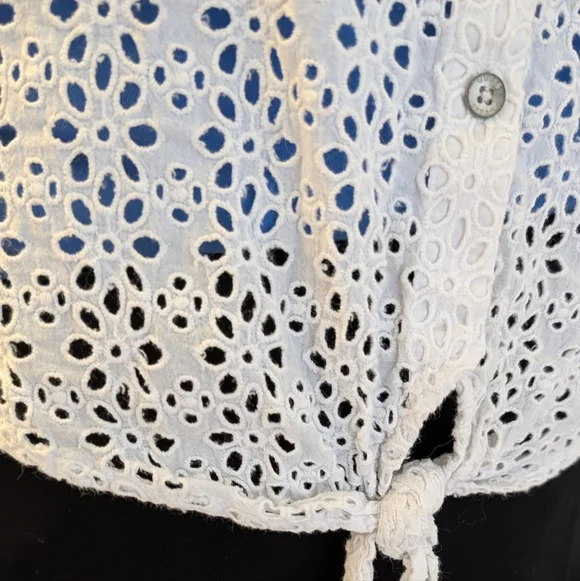 Guess White Sleeveless Eyelet Button-Front Tie-Hem Shirt - Picture 7 of 10